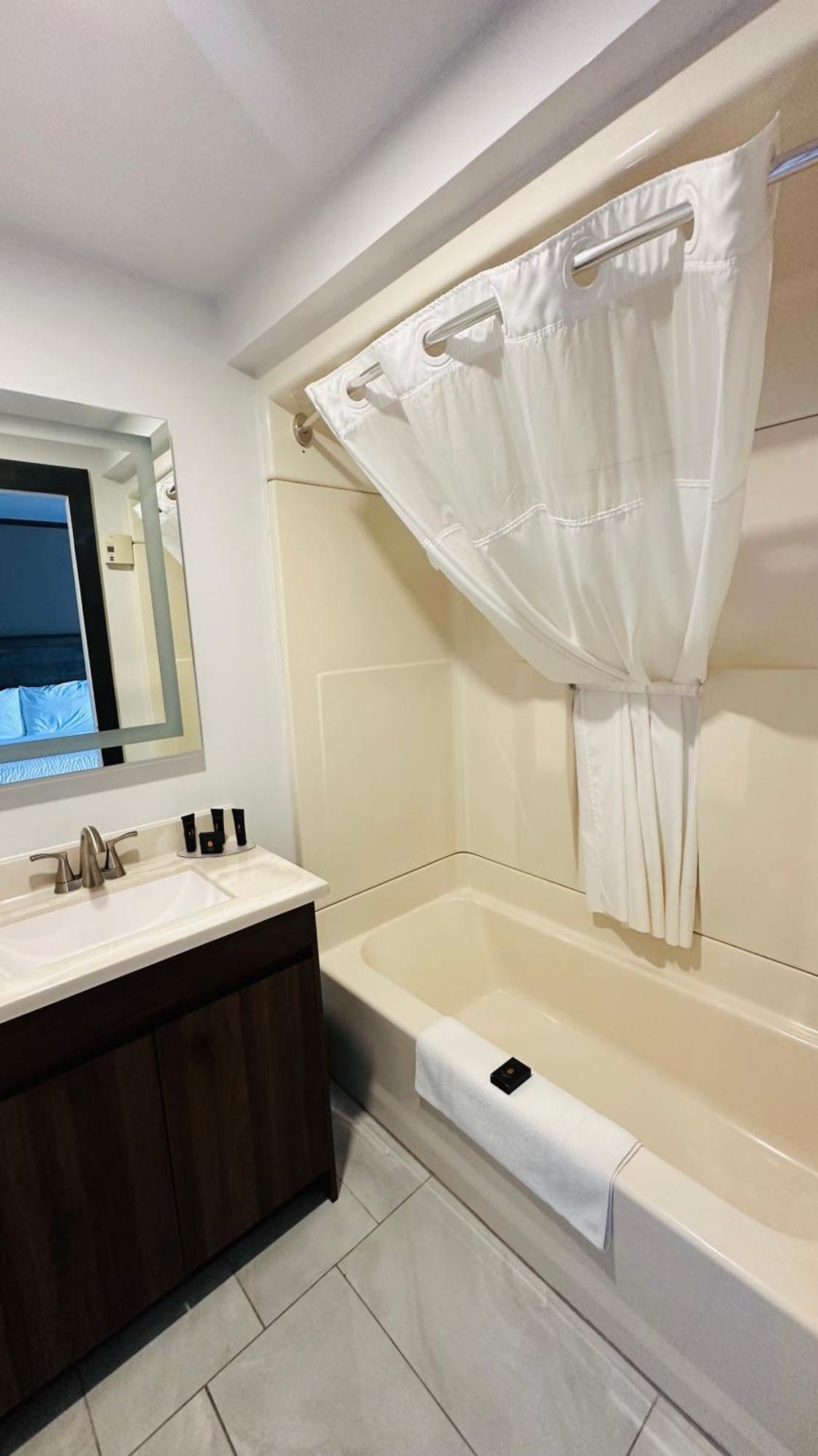 Motel 7 Inn & Suites Beresford Екстериор снимка
